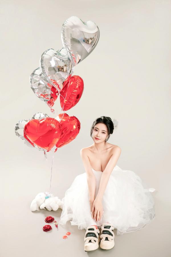年年Nnian 年年  年年Nnian-LOVE-情人节特别篇：纯白婚纱私房照，心形气球浪漫诱惑与清纯甜美的碰撞第14张图片