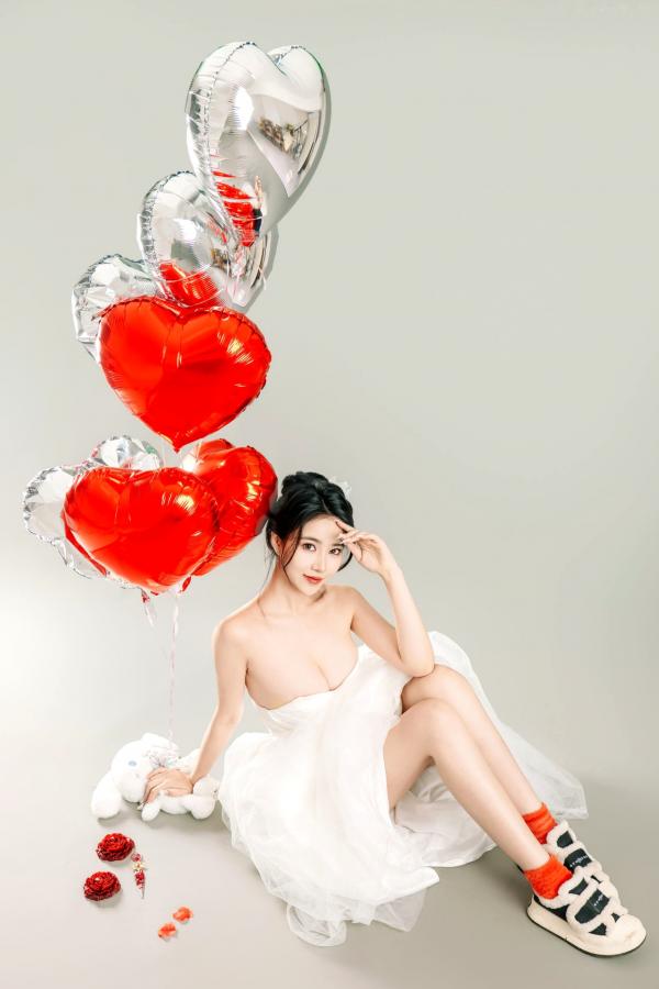 年年Nnian 年年  年年Nnian-LOVE-情人节特别篇：纯白婚纱私房照，心形气球浪漫诱惑与清纯甜美的碰撞第15张图片