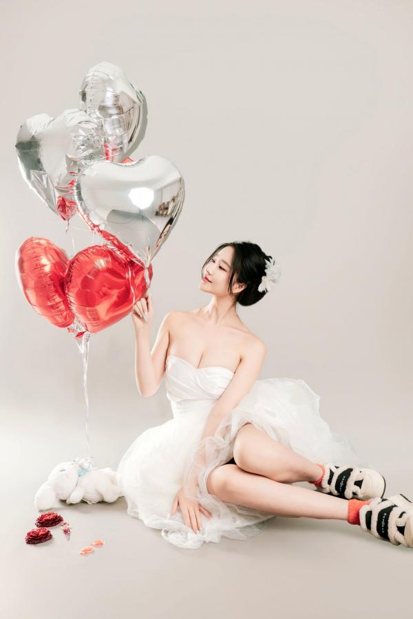 年年Nnian 年年  年年Nnian-LOVE-情人节特别篇：纯白婚纱私房照，心形气球浪漫诱惑与清纯甜美的碰撞第23张图片