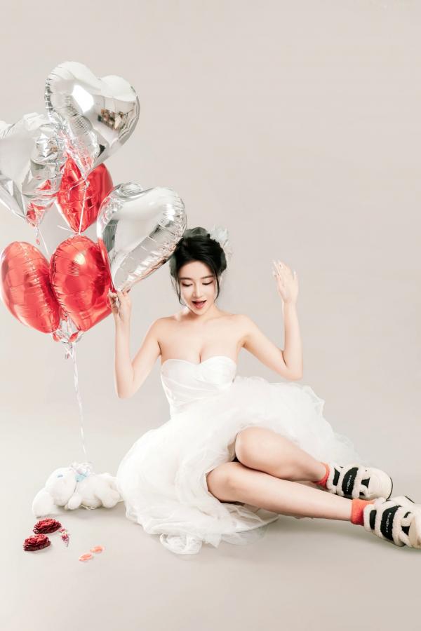 年年Nnian 年年  年年Nnian-LOVE-情人节特别篇：纯白婚纱私房照，心形气球浪漫诱惑与清纯甜美的碰撞第25张图片
