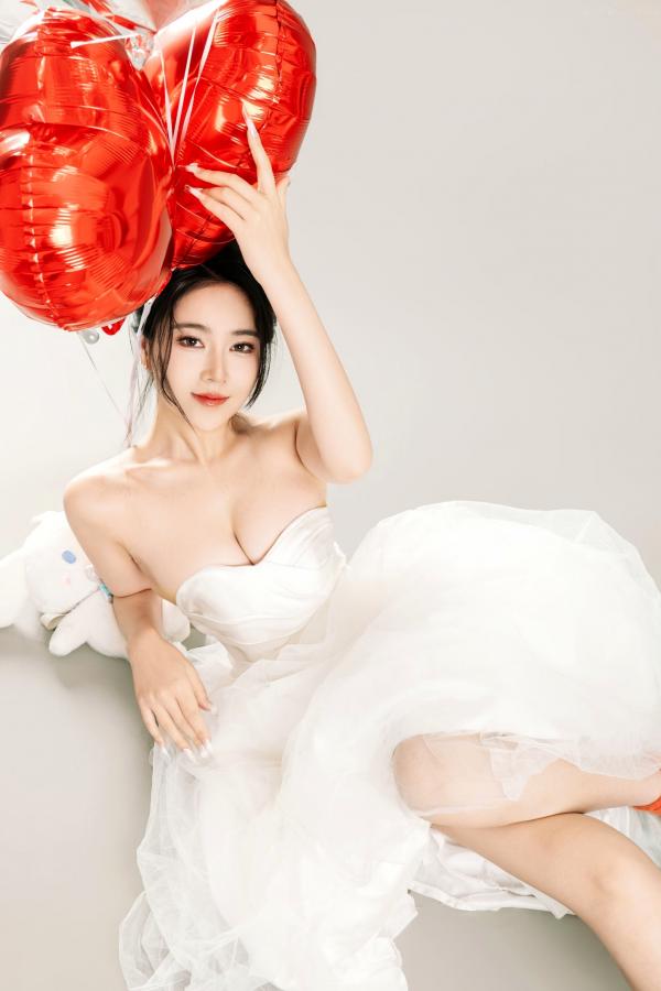 年年Nnian 年年  年年Nnian-LOVE-情人节特别篇：纯白婚纱私房照，心形气球浪漫诱惑与清纯甜美的碰撞第27张图片