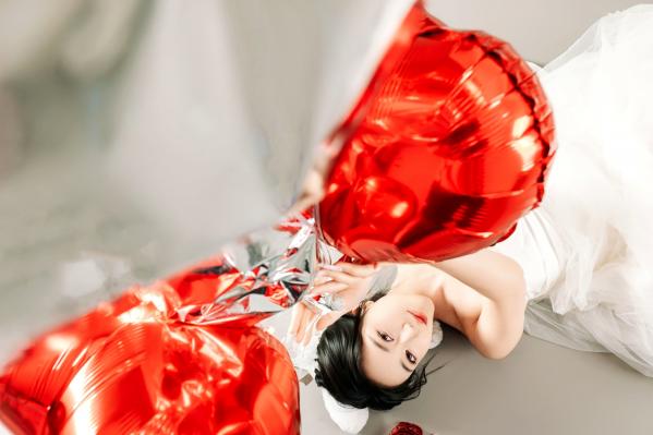 年年Nnian 年年  年年Nnian-LOVE-情人节特别篇：纯白婚纱私房照，心形气球浪漫诱惑与清纯甜美的碰撞第31张图片
