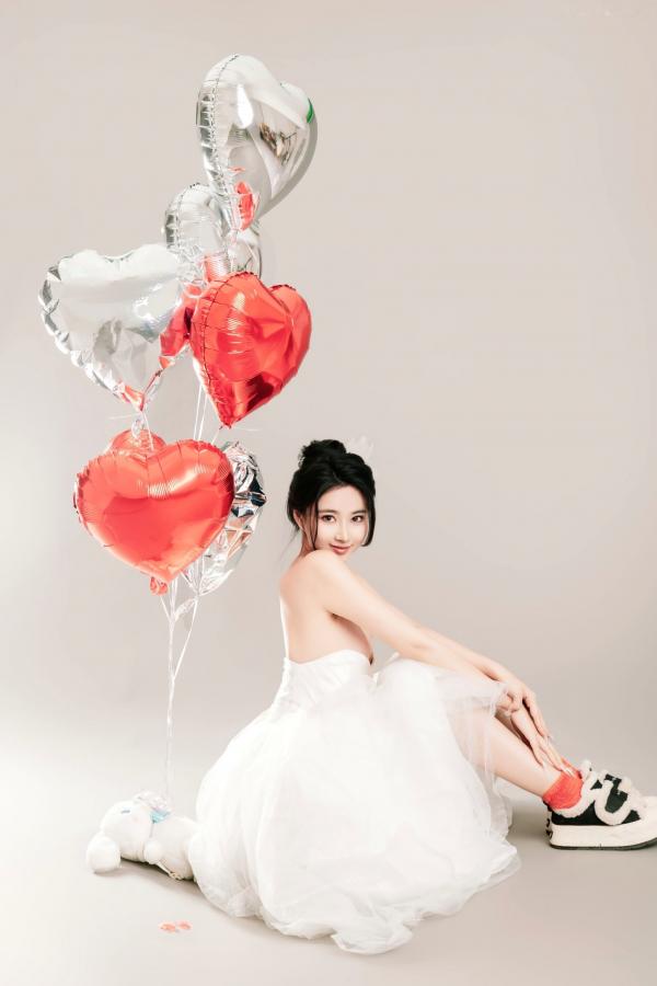 年年Nnian 年年  年年Nnian-LOVE-情人节特别篇：纯白婚纱私房照，心形气球浪漫诱惑与清纯甜美的碰撞第32张图片
