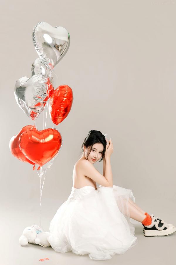 年年Nnian 年年  年年Nnian-LOVE-情人节特别篇：纯白婚纱私房照，心形气球浪漫诱惑与清纯甜美的碰撞第33张图片