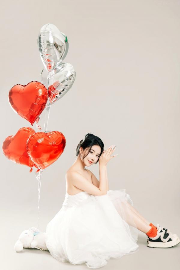 年年Nnian 年年  年年Nnian-LOVE-情人节特别篇：纯白婚纱私房照，心形气球浪漫诱惑与清纯甜美的碰撞第34张图片