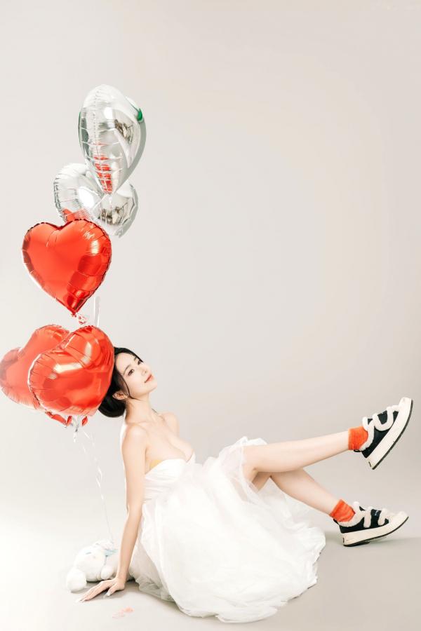 年年Nnian 年年  年年Nnian-LOVE-情人节特别篇：纯白婚纱私房照，心形气球浪漫诱惑与清纯甜美的碰撞第36张图片