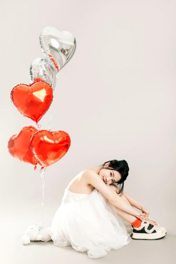 年年Nnian 年年  年年Nnian-LOVE-情人节特别篇：纯白婚纱私房照，心形气球浪漫诱惑与清纯甜美的碰撞第37张图片