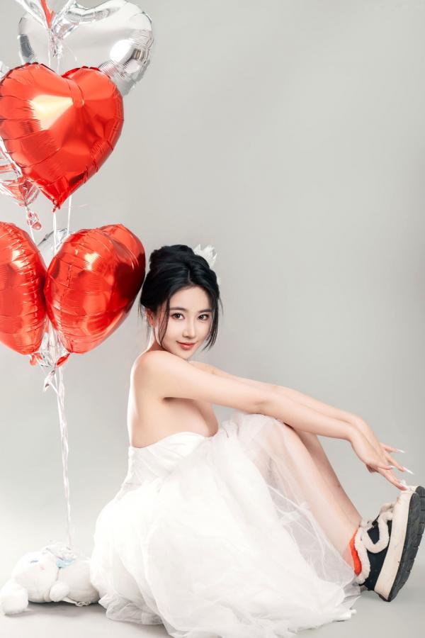 年年Nnian 年年  年年Nnian-LOVE-情人节特别篇：纯白婚纱私房照，心形气球浪漫诱惑与清纯甜美的碰撞第42张图片