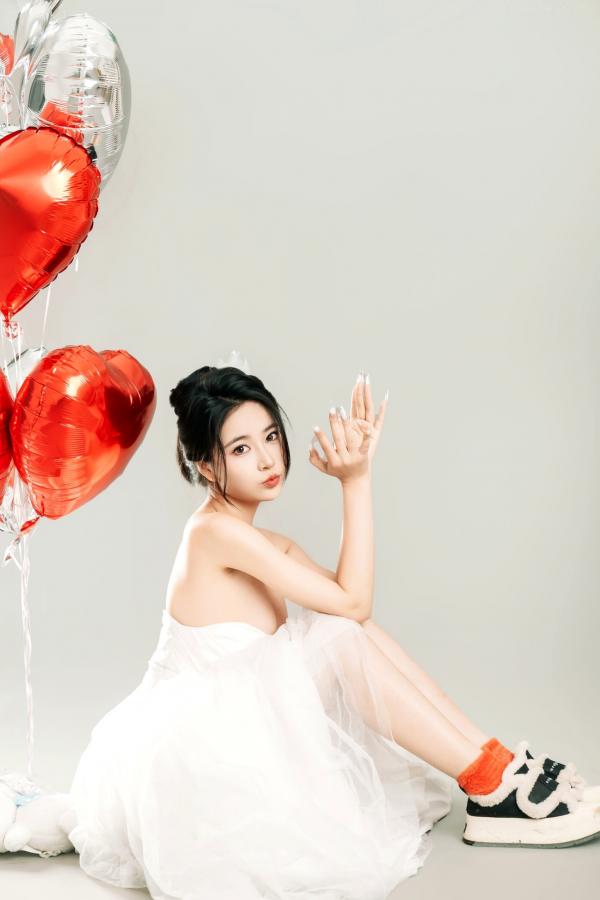 年年Nnian 年年  年年Nnian-LOVE-情人节特别篇：纯白婚纱私房照，心形气球浪漫诱惑与清纯甜美的碰撞第43张图片