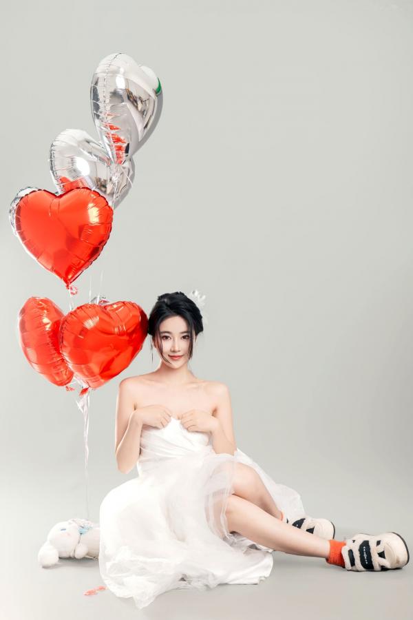 年年Nnian 年年  年年Nnian-LOVE-情人节特别篇：纯白婚纱私房照，心形气球浪漫诱惑与清纯甜美的碰撞第44张图片