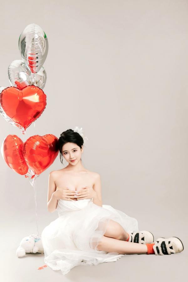 年年Nnian 年年  年年Nnian-LOVE-情人节特别篇：纯白婚纱私房照，心形气球浪漫诱惑与清纯甜美的碰撞第46张图片