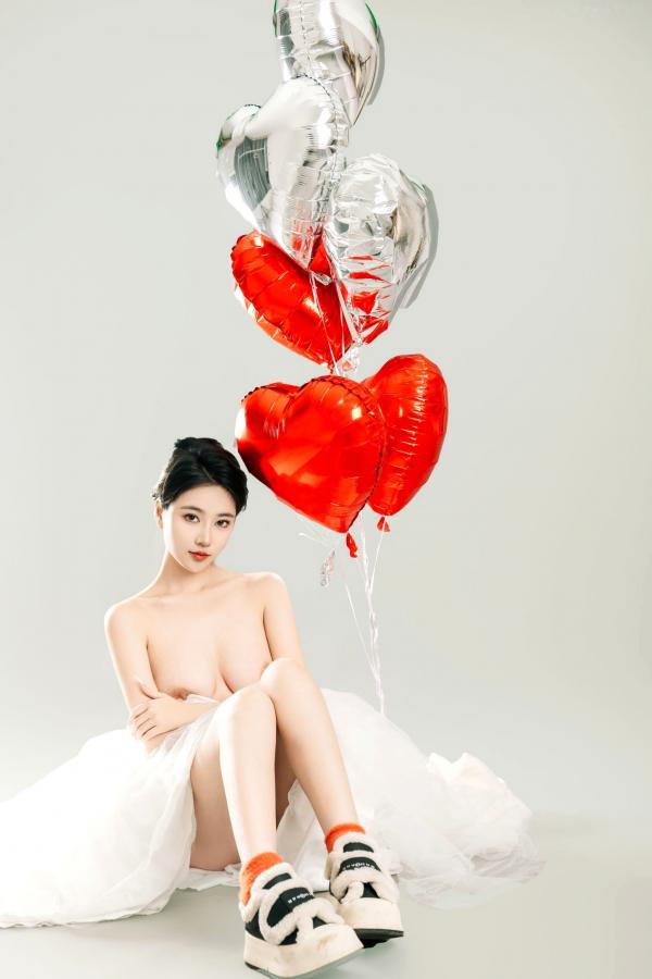年年Nnian 年年  年年Nnian-LOVE-情人节特别篇：纯白婚纱私房照，心形气球浪漫诱惑与清纯甜美的碰撞第47张图片