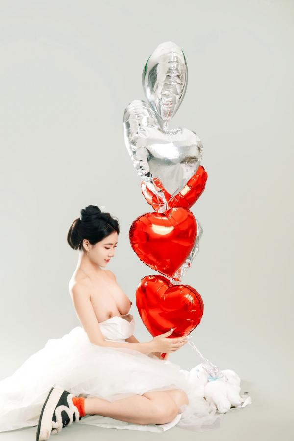 年年Nnian 年年  年年Nnian-LOVE-情人节特别篇：纯白婚纱私房照，心形气球浪漫诱惑与清纯甜美的碰撞第48张图片