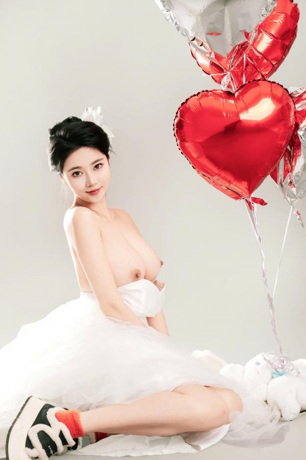 年年Nnian 年年  年年Nnian-LOVE-情人节特别篇：纯白婚纱私房照，心形气球浪漫诱惑与清纯甜美的碰撞第49张图片
