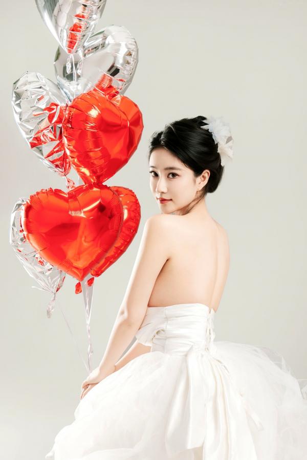 年年Nnian 年年  年年Nnian-LOVE-情人节特别篇：纯白婚纱私房照，心形气球浪漫诱惑与清纯甜美的碰撞第50张图片