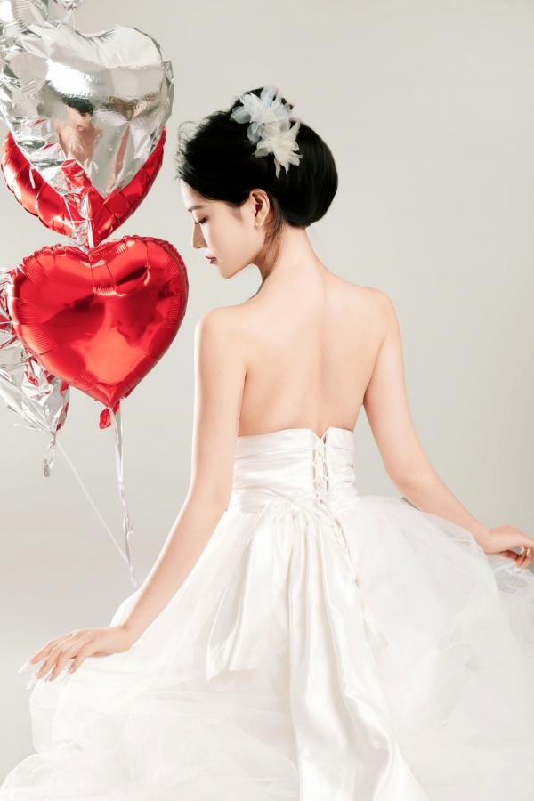 年年Nnian 年年  年年Nnian-LOVE-情人节特别篇：纯白婚纱私房照，心形气球浪漫诱惑与清纯甜美的碰撞第51张图片
