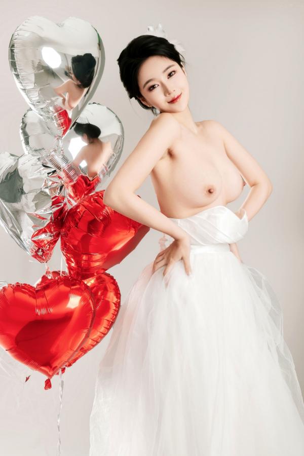 年年Nnian 年年  年年Nnian-LOVE-情人节特别篇：纯白婚纱私房照，心形气球浪漫诱惑与清纯甜美的碰撞第54张图片