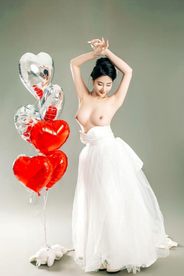 年年Nnian 年年  年年Nnian-LOVE-情人节特别篇：纯白婚纱私房照，心形气球浪漫诱惑与清纯甜美的碰撞第57张图片
