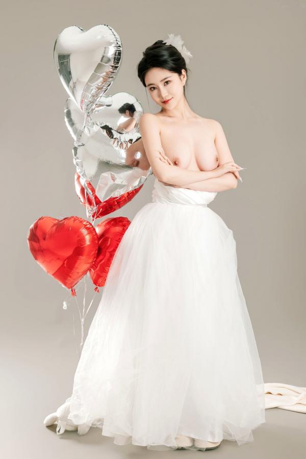 年年Nnian 年年  年年Nnian-LOVE-情人节特别篇：纯白婚纱私房照，心形气球浪漫诱惑与清纯甜美的碰撞第60张图片