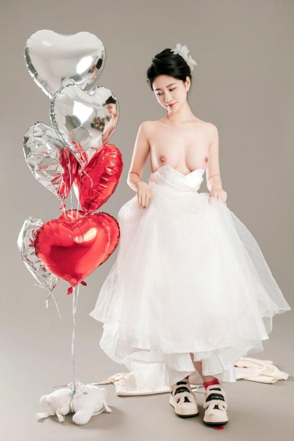 年年Nnian 年年  年年Nnian-LOVE-情人节特别篇：纯白婚纱私房照，心形气球浪漫诱惑与清纯甜美的碰撞第63张图片