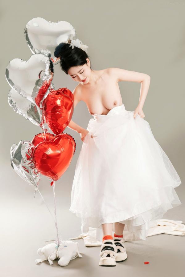 年年Nnian 年年  年年Nnian-LOVE-情人节特别篇：纯白婚纱私房照，心形气球浪漫诱惑与清纯甜美的碰撞第64张图片
