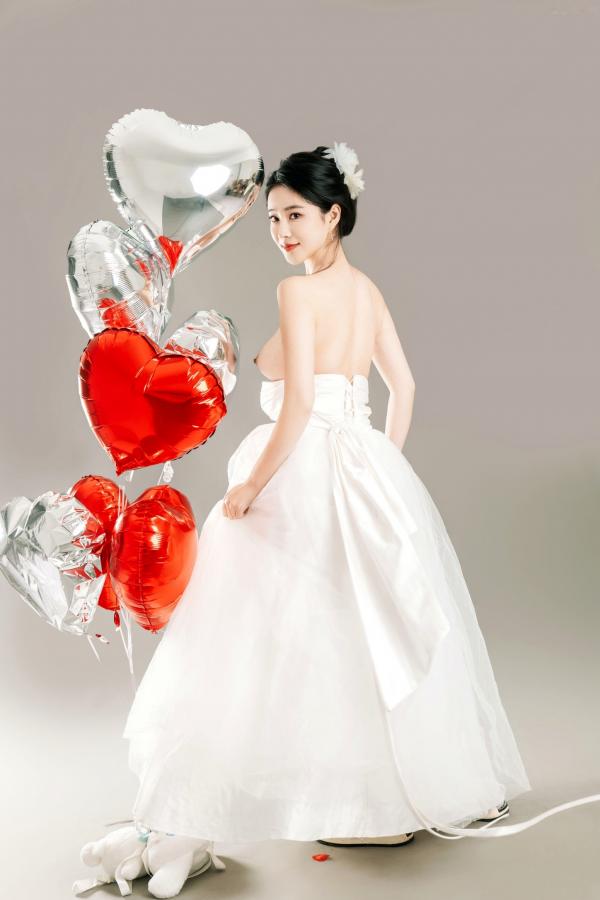 年年Nnian 年年  年年Nnian-LOVE-情人节特别篇：纯白婚纱私房照，心形气球浪漫诱惑与清纯甜美的碰撞第65张图片