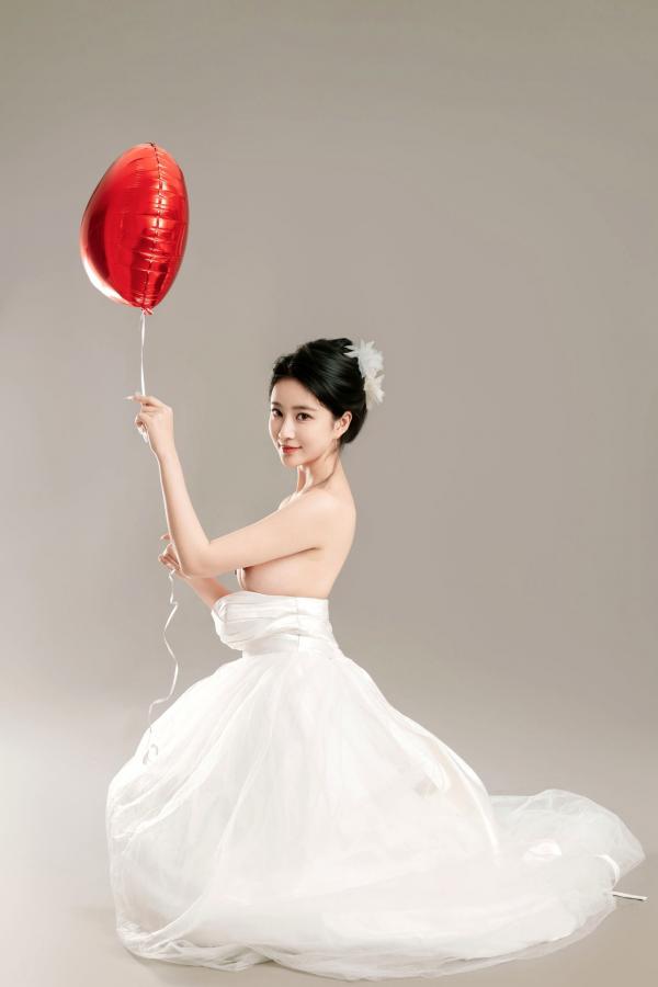 年年Nnian 年年  年年Nnian-LOVE-情人节特别篇：纯白婚纱私房照，心形气球浪漫诱惑与清纯甜美的碰撞第70张图片