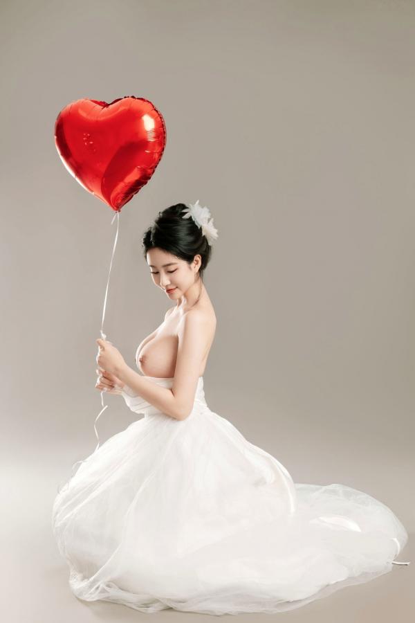 年年Nnian 年年  年年Nnian-LOVE-情人节特别篇：纯白婚纱私房照，心形气球浪漫诱惑与清纯甜美的碰撞第71张图片