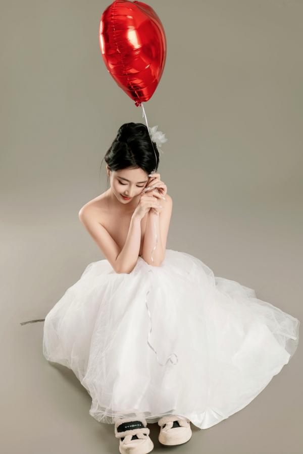 年年Nnian 年年  年年Nnian-LOVE-情人节特别篇：纯白婚纱私房照，心形气球浪漫诱惑与清纯甜美的碰撞第72张图片
