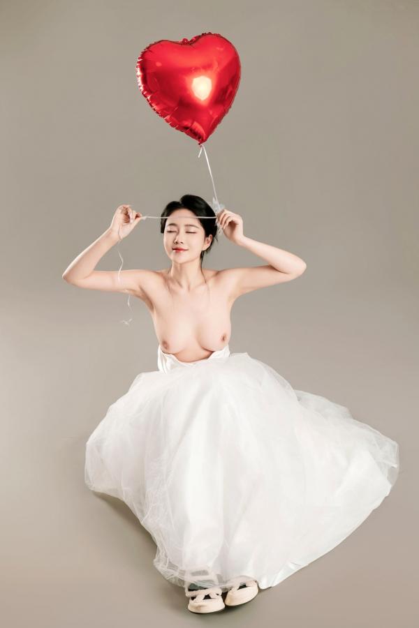 年年Nnian 年年  年年Nnian-LOVE-情人节特别篇：纯白婚纱私房照，心形气球浪漫诱惑与清纯甜美的碰撞第75张图片