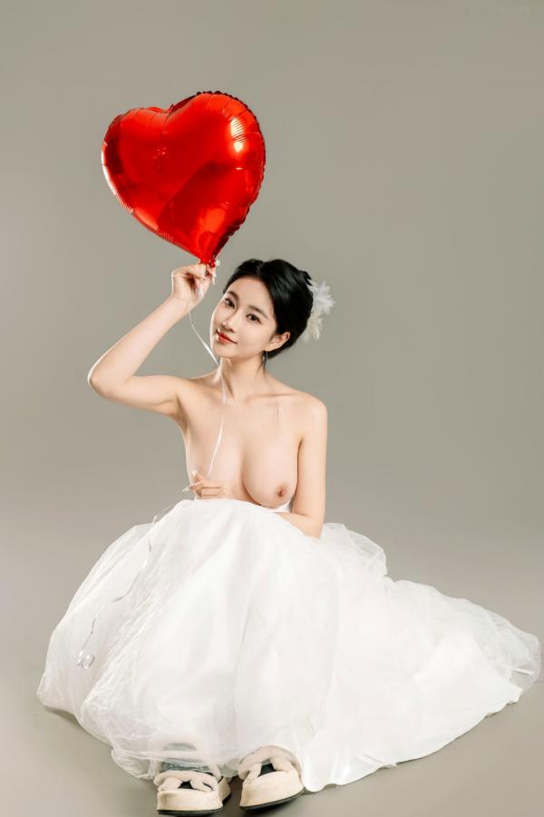 年年Nnian 年年  年年Nnian-LOVE-情人节特别篇：纯白婚纱私房照，心形气球浪漫诱惑与清纯甜美的碰撞第78张图片