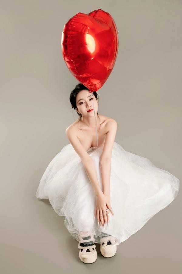 年年Nnian 年年  年年Nnian-LOVE-情人节特别篇：纯白婚纱私房照，心形气球浪漫诱惑与清纯甜美的碰撞第79张图片
