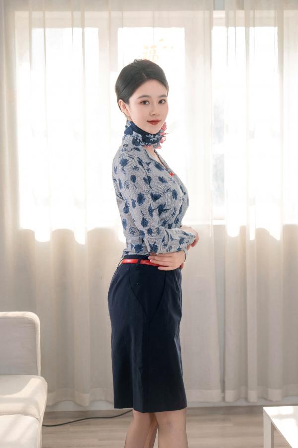 年年Nnian 年年  年年Nnian-空姐2：制服诱惑与黑丝私房美图，职场丽人的绝美视觉盛宴第3张图片