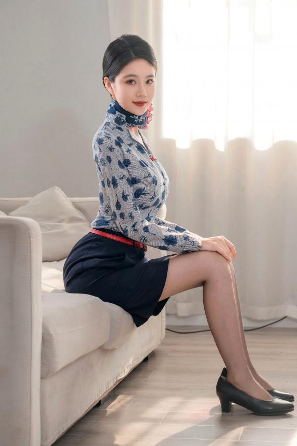 年年Nnian 年年  年年Nnian-空姐2：制服诱惑与黑丝私房美图，职场丽人的绝美视觉盛宴第7张图片