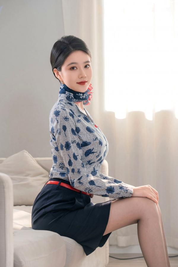 年年Nnian 年年  年年Nnian-空姐2：制服诱惑与黑丝私房美图，职场丽人的绝美视觉盛宴第8张图片