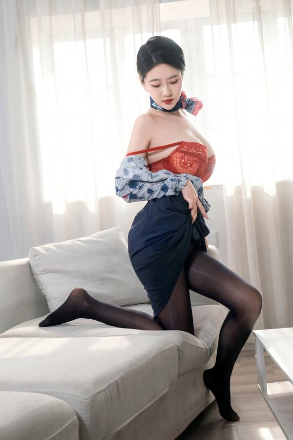 年年Nnian 年年  年年Nnian-空姐2：制服诱惑与黑丝私房美图，职场丽人的绝美视觉盛宴第34张图片