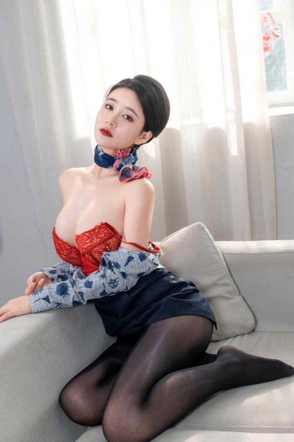年年Nnian 年年  年年Nnian-空姐2：制服诱惑与黑丝私房美图，职场丽人的绝美视觉盛宴第37张图片