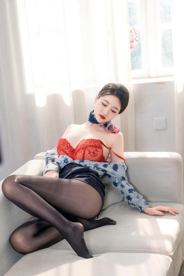 年年Nnian 年年  年年Nnian-空姐2：制服诱惑与黑丝私房美图，职场丽人的绝美视觉盛宴第39张图片