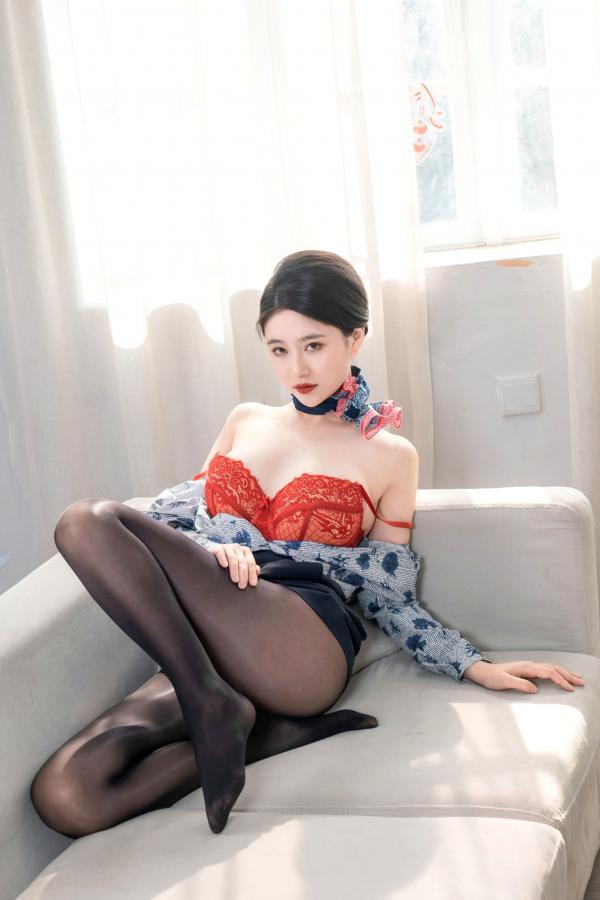 年年Nnian 年年  年年Nnian-空姐2：制服诱惑与黑丝私房美图，职场丽人的绝美视觉盛宴第40张图片