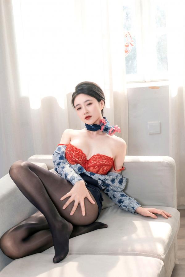 年年Nnian 年年  年年Nnian-空姐2：制服诱惑与黑丝私房美图，职场丽人的绝美视觉盛宴第41张图片