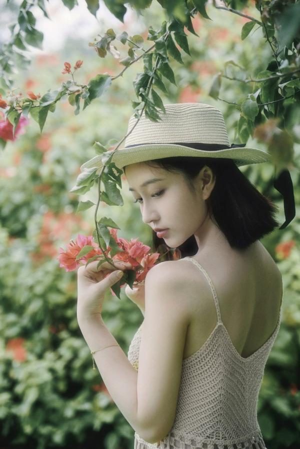 年年Nnian 年年  年年Nnian-白露主题私房照，窗边慵懒居家风，清新气质少女写真大片第9张图片
