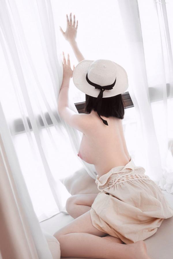 年年Nnian 年年  年年Nnian-白露主题私房照，窗边慵懒居家风，清新气质少女写真大片第25张图片