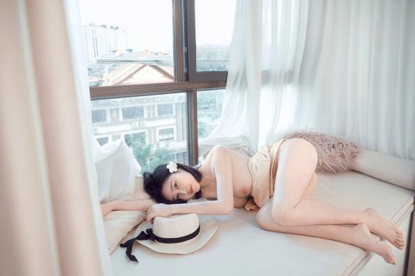 年年Nnian 年年  年年Nnian-白露主题私房照，窗边慵懒居家风，清新气质少女写真大片第37张图片