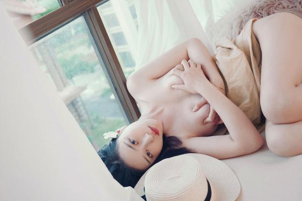 年年Nnian 年年  年年Nnian-白露主题私房照，窗边慵懒居家风，清新气质少女写真大片第40张图片