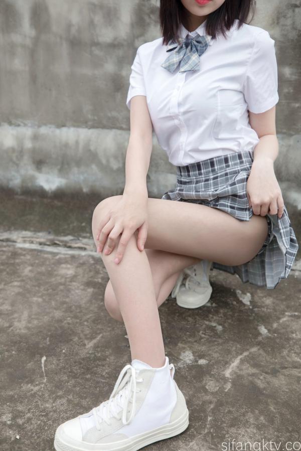年年Nnian 年年  年年Nnian-天台JK私房写真，青春校服美少女演绎，白嫩肌肤与诱人身姿，展现清纯与性感的极致碰撞第2张图片