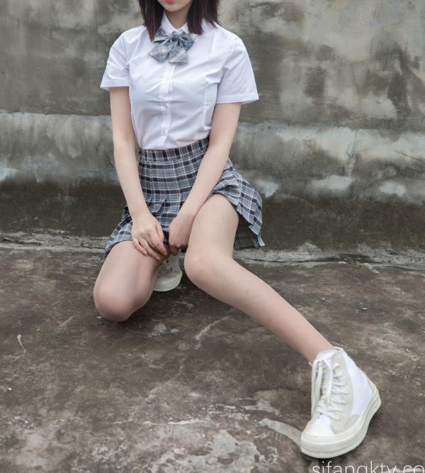 年年Nnian 年年  年年Nnian-天台JK私房写真，青春校服美少女演绎，白嫩肌肤与诱人身姿，展现清纯与性感的极致碰撞第3张图片