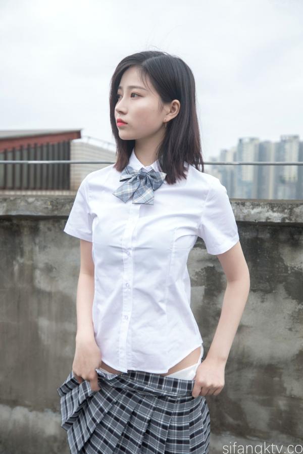 年年Nnian 年年  年年Nnian-天台JK私房写真，青春校服美少女演绎，白嫩肌肤与诱人身姿，展现清纯与性感的极致碰撞第5张图片