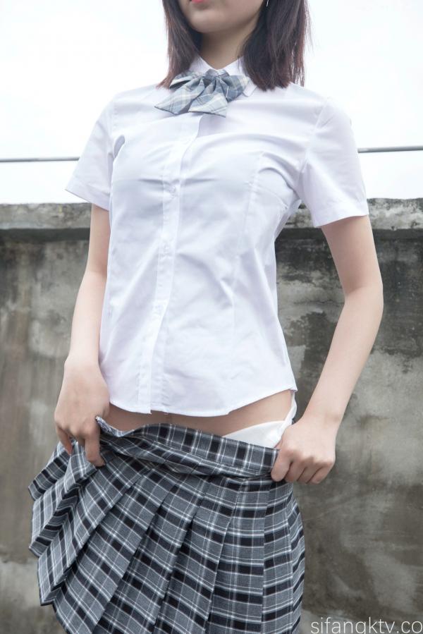 年年Nnian 年年  年年Nnian-天台JK私房写真，青春校服美少女演绎，白嫩肌肤与诱人身姿，展现清纯与性感的极致碰撞第6张图片