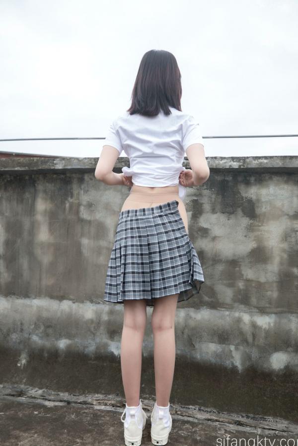 年年Nnian 年年  年年Nnian-天台JK私房写真，青春校服美少女演绎，白嫩肌肤与诱人身姿，展现清纯与性感的极致碰撞第8张图片