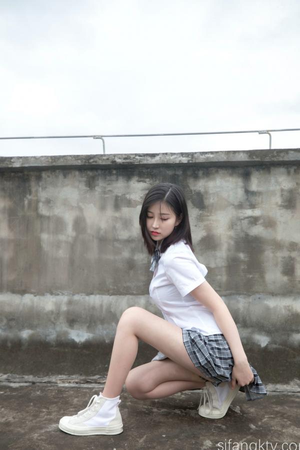 年年Nnian 年年  年年Nnian-天台JK私房写真，青春校服美少女演绎，白嫩肌肤与诱人身姿，展现清纯与性感的极致碰撞第11张图片